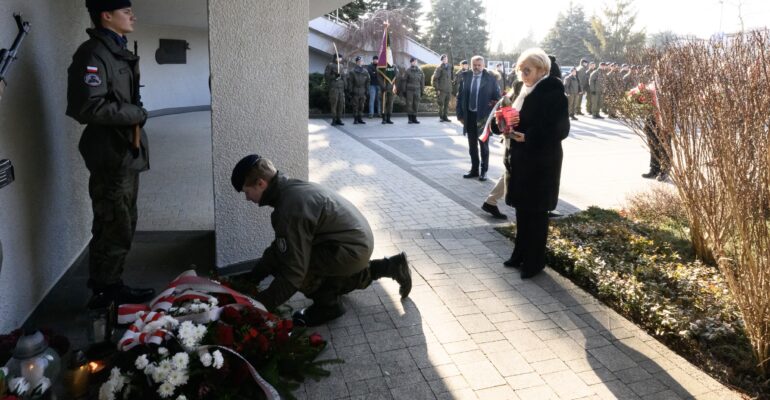 Uczestnicy uroczystości nieupamiętniających rocznicę deportacji Polaków na Sybir