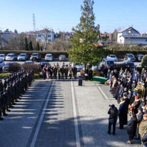 Uczestnicy uroczystości nieupamiętniających rocznicę deportacji Polaków na Sybir