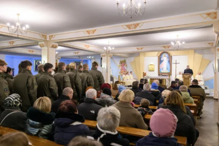 Uczestnicy uroczystości nieupamiętniających rocznicę deportacji Polaków na Sybir