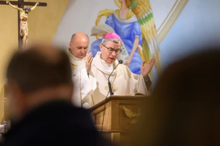 Uczestnicy uroczystości nieupamiętniających rocznicę deportacji Polaków na Sybir