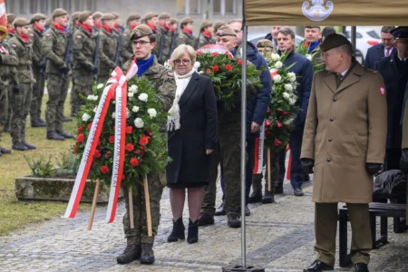 Uczestnicy obchodów 83.rocznicy powstania AK