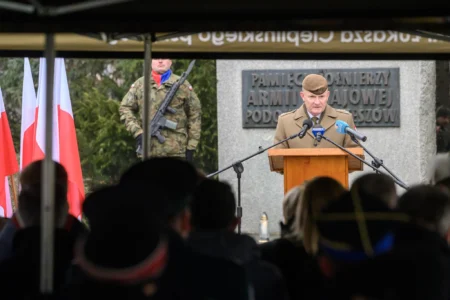 Uczestnicy obchodów 83.rocznicy powstania AK