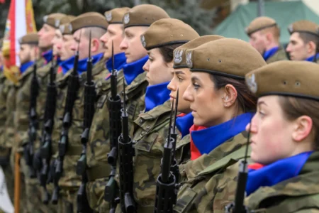 Uczestnicy obchodów 83.rocznicy powstania AK