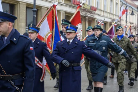Uczestnicy obchodów 83.rocznicy powstania AK