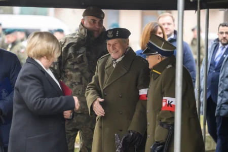 Uczestnicy obchodów 83.rocznicy powstania AK