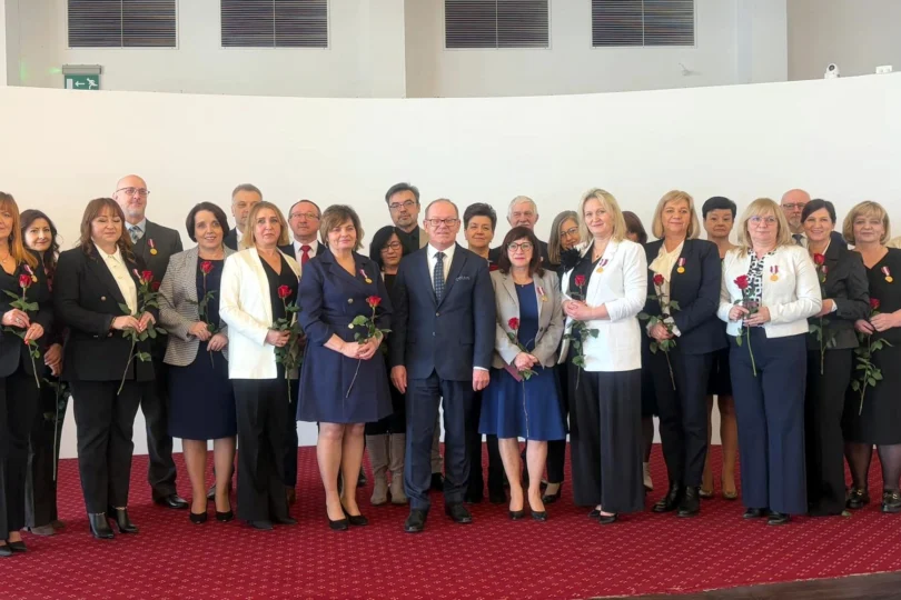 Odznaczeni przedstawiciele urzędów pracy na wspólnym zdjęciu z wicewojewodą Wiesławem Bużem