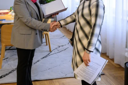 Wojewoda podkarpacki Teresa Kubas-Hul z konsultantem wojewódzkim w dziedzinie audiologii i foniatrii