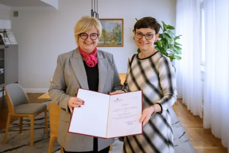 Wojewoda podkarpacki Teresa Kubas-Hul z konsultantem wojewódzkim w dziedzinie audiologii i foniatrii