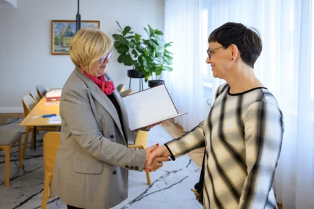 Wojewoda podkarpacki Teresa Kubas-Hul z konsultantem wojewódzkim w dziedzinie audiologii i foniatrii