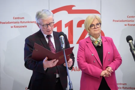 Europejski Dzień Numeru Alarmowego 112. Wydarzenie zorganizowane w CPR w Rzeszowie z udziałem wojewody podkarpackiego Teresy Kubas-Hul, przedstawicieli podkarpackiej Policji, PSP, Wojewódzkiej Stacji Pogotowia Ratunkowego i Kuratorium Oświaty w Rzeszowie.