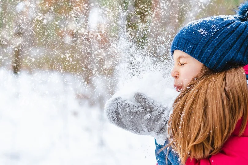 Dziewczynka na tle zimowej scenerii