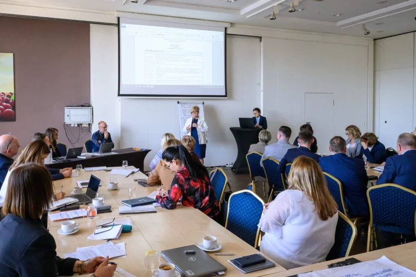 Spotkanie Wojewody Podkarpackiego Teresy Kubas-Hul z uczestnikami warsztatów na temat polityki społecznej.