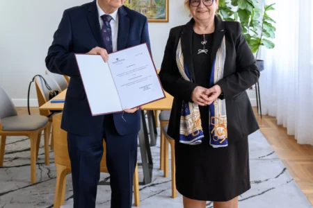 Zdjęcie przedstawia wojewodę podkarpackiego Teresę Kubas-Hul i konsultanta wojewódzkiego w dziedzinie medycyny rodzinnej podczas wręczenia powołania