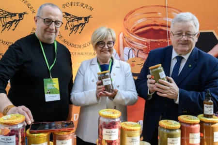Teresa Kubas-Hul, Wojewoda Podkarpacki z Czesławem Siekierskim, Ministrem Rolnictwa i Rozwoju Wsi na stoisku z miodami i innymi produktami pszczelimi.