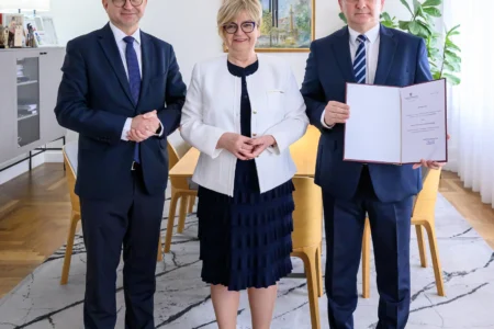 Zdjęcie przedstawia wojewodą podkarpackiego Teresę Kubas-Hul, konsultanta wojewódzkiego w dziedzinie gastroenterologii prof. Krzysztofa Gutkowskiego oraz dyrektora Biura Wojewody Jerzego Tabina