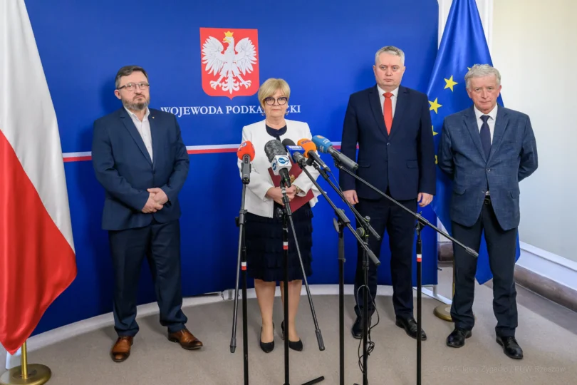 Zdjęcie przedstawia uczestników konferencji prasowej: podkarpackiego wojewódzkiego lekarza weterynarii Mirosława Welza, wojewodę podkarpackiego Teresę Kubas-Hul, II wicewojewodę podkarpackiego Tomasza Lorenca i dyrektora wydziału Bezpieczeństwa i Zarządzania Kryzysowego Józefa Gdańskiego.