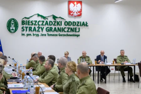 Grupowe zdjęcie wojewody podkarpackiego Teresy Kubas-Hul ze strażnikami granicznymi przed siedzibą Bieszczadzkiego Oddziału Straży Granicznej