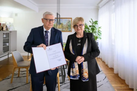 Zdjęcie przedstawia wojewodę podkarpackiego Teresę Kubas-Hul i konsultanta wojewódzkiego w dziedzinie medycyny rodzinnej podczas wręczenia powołania