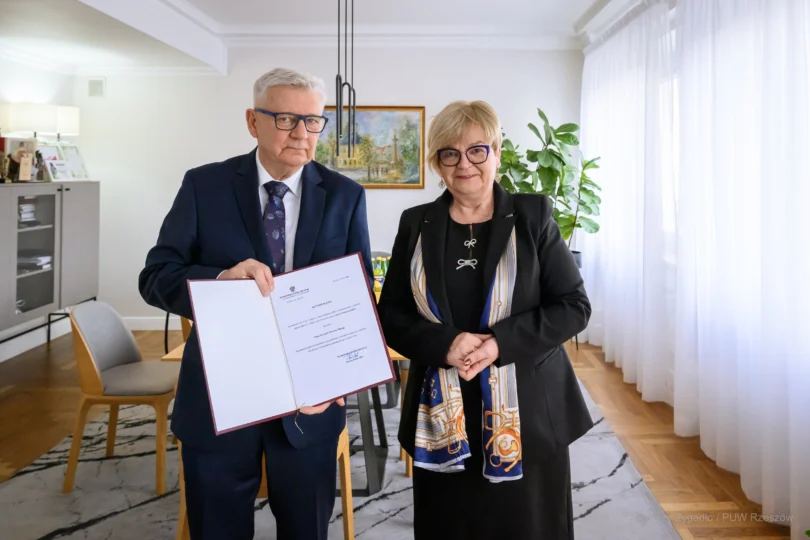 Zdjęcie przedstawia wojewodę podkarpackiego Teresę Kubas-Hul i konsultanta wojewódzkiego w dziedzinie medycyny rodzinnej podczas wręczenia powołania