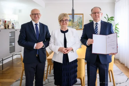 Zdjęcie przedstawia wojewodą podkarpackiego Teresę Kubas-Hul, konsultanta wojewódzkiego w dziedzinie gastroenterologii prof. Krzysztofa Gutkowskiego oraz dyrektora Biura Wojewody Jerzego Tabina