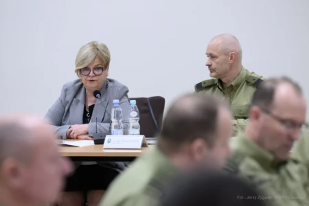 Zdjęcie przedstawia wojewodę podkarpackiego Teresę Kubas-Hul, komendanta Bieszczadzkiego Oddziały Straży Granicznej podczas narady
