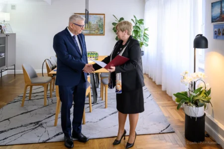 Zdjęcie przedstawia wojewodę podkarpackiego Teresę Kubas-Hul i konsultanta wojewódzkiego w dziedzinie medycyny rodzinnej podczas wręczenia powołania