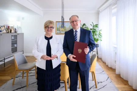 Zdjęcie przedstawia wojewodą podkarpackiego Teresę Kubas-Hul oraz konsultanta wojewódzkiego w dziedzinie gastroenterologii prof. Krzysztofa Gutkowskiego