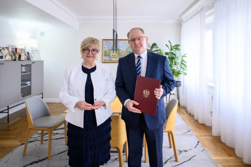 Zdjęcie przedstawia wojewodą podkarpackiego Teresę Kubas-Hul oraz konsultanta wojewódzkiego w dziedzinie gastroenterologii prof. Krzysztofa Gutkowskiego