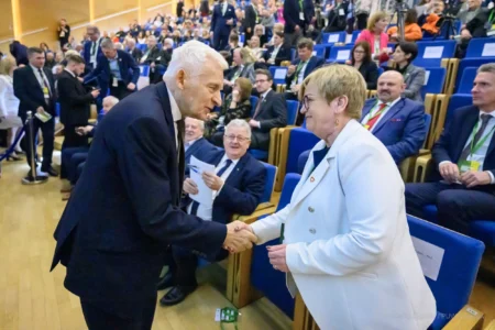 Teresa Kubas-Hul, Wojewoda Podkarpacki wita się z Jerzym Buzkiem, Przewodniczącym Rady Fundacji EFRWP, byłym posłem do Parlamentu Europejskiego.