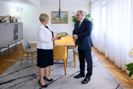 Zdjęcie przedstawia wojewodą podkarpackiego Teresę Kubas-Hul oraz konsultanta wojewódzkiego w dziedzinie gastroenterologii prof. Krzysztofa Gutkowskiego