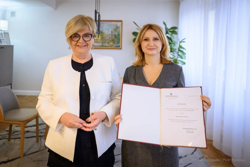 Zdjęcie przedstawia wojewodę podkarpackiego Teresę Kubas-Hul i konsultanta wojewódzkiego w dziedzinie diabetologii dr Annę Juzę