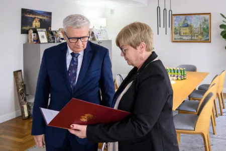 Zdjęcie przedstawia wojewodę podkarpackiego Teresę Kubas-Hul i konsultanta wojewódzkiego w dziedzinie medycyny rodzinnej podczas wręczenia powołania