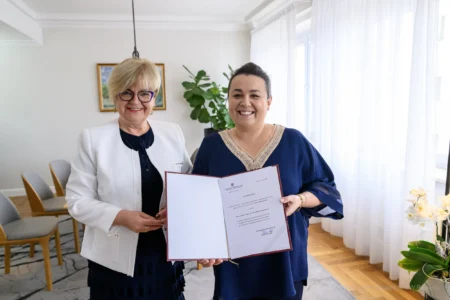 Zdjęcie przedstawia wojewodą podkarpackiego Teresę Kubas-Hul oraz konsultanta wojewódzkiego w dziedzinie pielęgniarstwa anestezjologicznego i intensywnej opieki dr hab. n. med. i n. o zdr. Sabinę Krupę-Nurcek