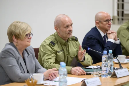 Zdjęcie przedstawia wojewodę podkarpackiego Teresę Kubas-Hul, komendanta Bieszczadzkiego Oddziały Straży Granicznej i dyrektora Biura Wojewody podczas narady
