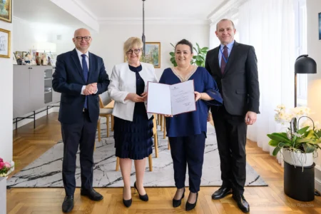 Zdjęcie przedstawia wojewodą podkarpackiego Teresę Kubas-Hul, konsultanta wojewódzkiego w dziedzinie pielęgniarstwa anestezjologicznego i intensywnej opieki dr hab. n. med. i n. o zdr. Sabinę Krupę-Nurcek, dyrektora Biura Wojewody Jerzego Tabina oraz zastępcę dyrektora Wydziału Polityki Społecznej Dariusza Tracza