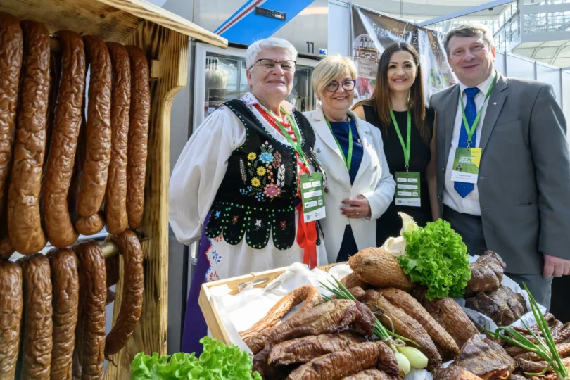 Teresa Kubas-Hul, Wojewoda Podkarpacki na stoisku z wędlinami podczas Europejskiego Forum Rolniczego w Jasionce.