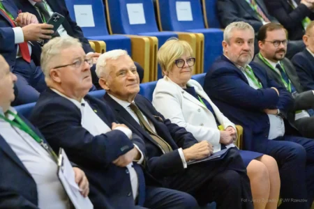 Teresa Kubas-Hul, Wojewoda Podkarpacki z Jerzym Buzkiem, Przewodniczącym Rady Fundacji EFRWP, byłym posłem do Parlamentu Europejskiego oraz Czesławem Siekierskim, Ministrem Rolnictwa i Rozwoju Wsi. Słuchający debaty na Forum.