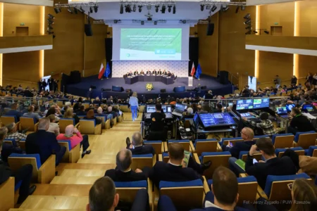 Widok sali oraz uczestników jednego z paneli podczas Europejskiego Forum Rolniczego w Jasionce.