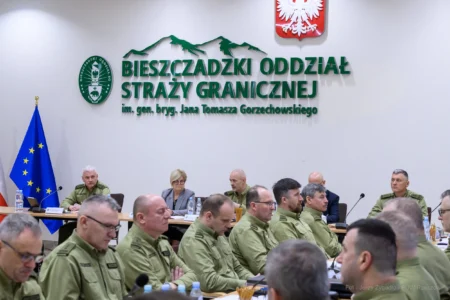 Zdjęcie przedstawia strażników granicznych biorących odział w naradzie