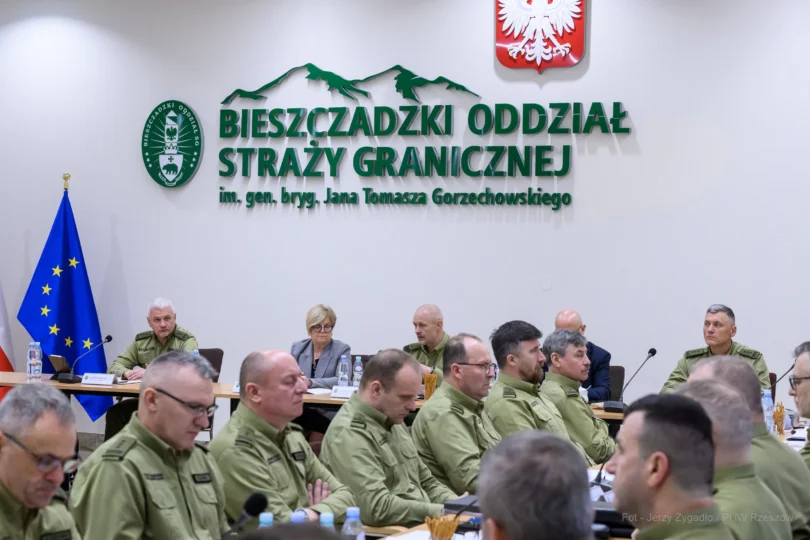 Zdjęcie przedstawia strażników granicznych biorących odział w naradzie