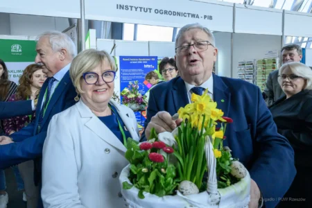 Teresa Kubas-Hul, Wojewoda Podkarpacki z Czesławem Siekierskim, Ministrem Rolnictwa i Rozwoju Wsi. Minister trzyma świąteczny koszyczek z żonkilami i stokrotkami.