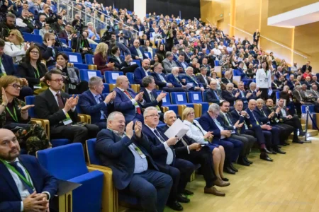 Widok sali oraz uczestników jednego z paneli podczas Europejskiego Forum Rolniczego w Jasionce.