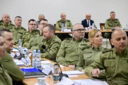 Zdjęcie przedstawia strażników granicznych biorących odział w naradzie