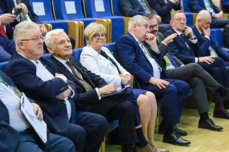 Teresa Kubas-Hul, Wojewoda Podkarpacki z Jerzym Buzkiem, Przewodniczącym Rady Fundacji EFRWP, byłym posłem do Parlamentu Europejskiego. Słuchający debaty na Forum.