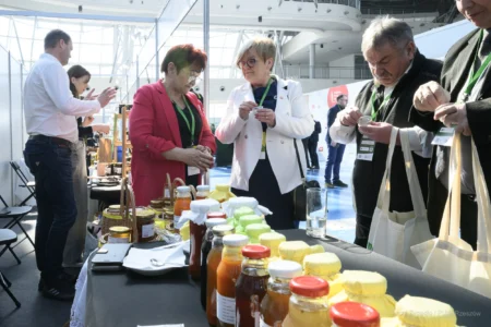 Teresa Kubas-Hul, Wojewoda Podkarpacki na stoisku z sokami.