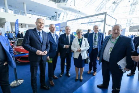 Goście Europejskiego Forum Rolniczego w Jasionce, w sali wystawienniczej.