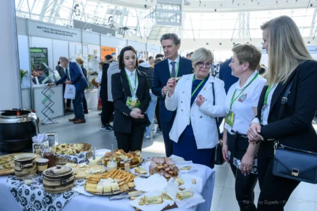 Teresa Kubas-Hul, Wojewoda Podkarpacki na jednym ze stoisk degustacyjnych.