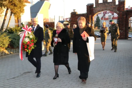 Wojewoda podkarpacki niesie znicz na grób płk. Leopolda Lisa-Kuli