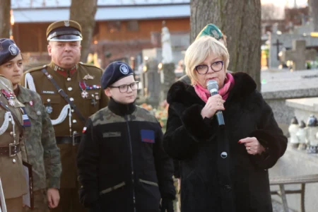 Wojewoda podkarpacki przemawia przy grobie płk. Leopolda Lisa-Kuli