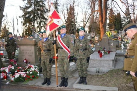 Młodzież przy grobie płk. Lopolda Lisa-Kuli